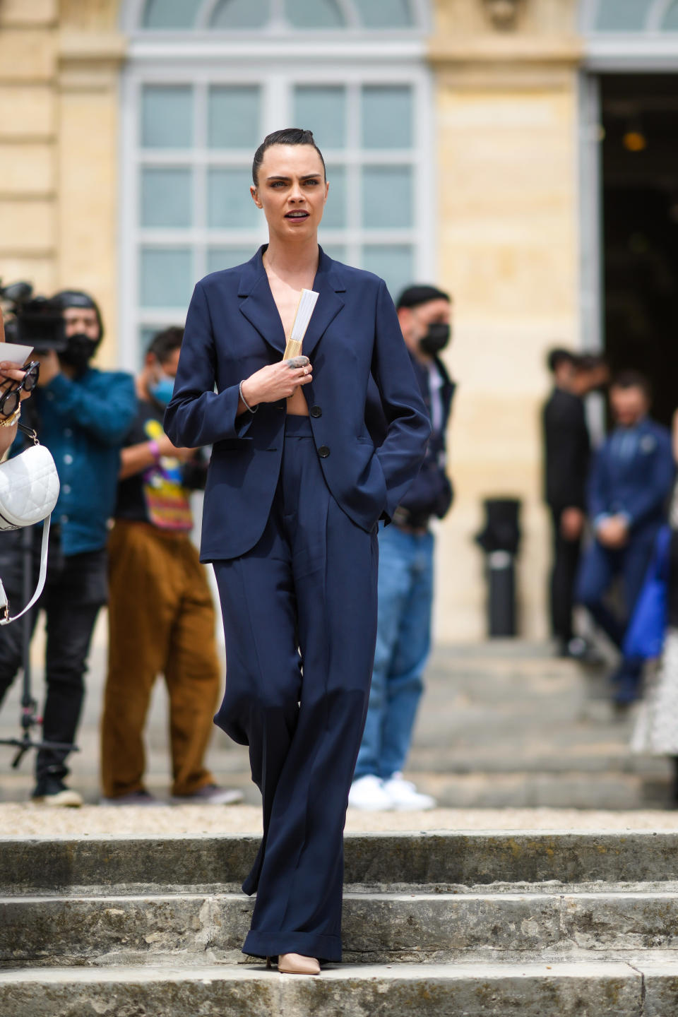 <p>"La nueva forma de lucir un dos piezas es extragrande y supersexy a partes iguales. Quítate el top o, al menos, hazte con un buen <em>bralette </em>para llevarlo bajo tu perfiladísima chaqueta", recomienda Vogue. Esto es lo que hizo Delevingne en la Paris Fashion Week con su diseño de Dior. (Foto: Edward Berthelot / Getty Images)</p> 