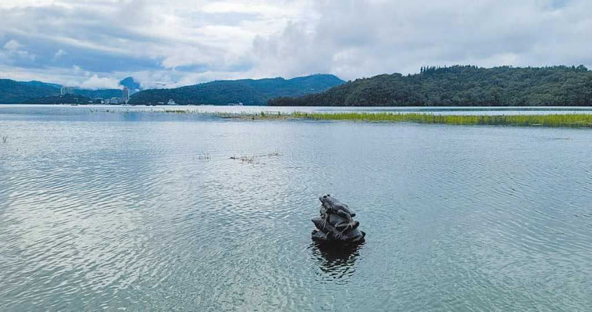 日月潭水位上升，九蛙疊像沐浴水中。（圖／日月潭風管處提供）