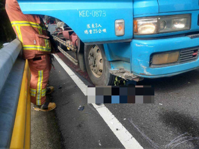 陳姓男子卡在車下，當場失去生命跡象。（圖／翻攝畫面）