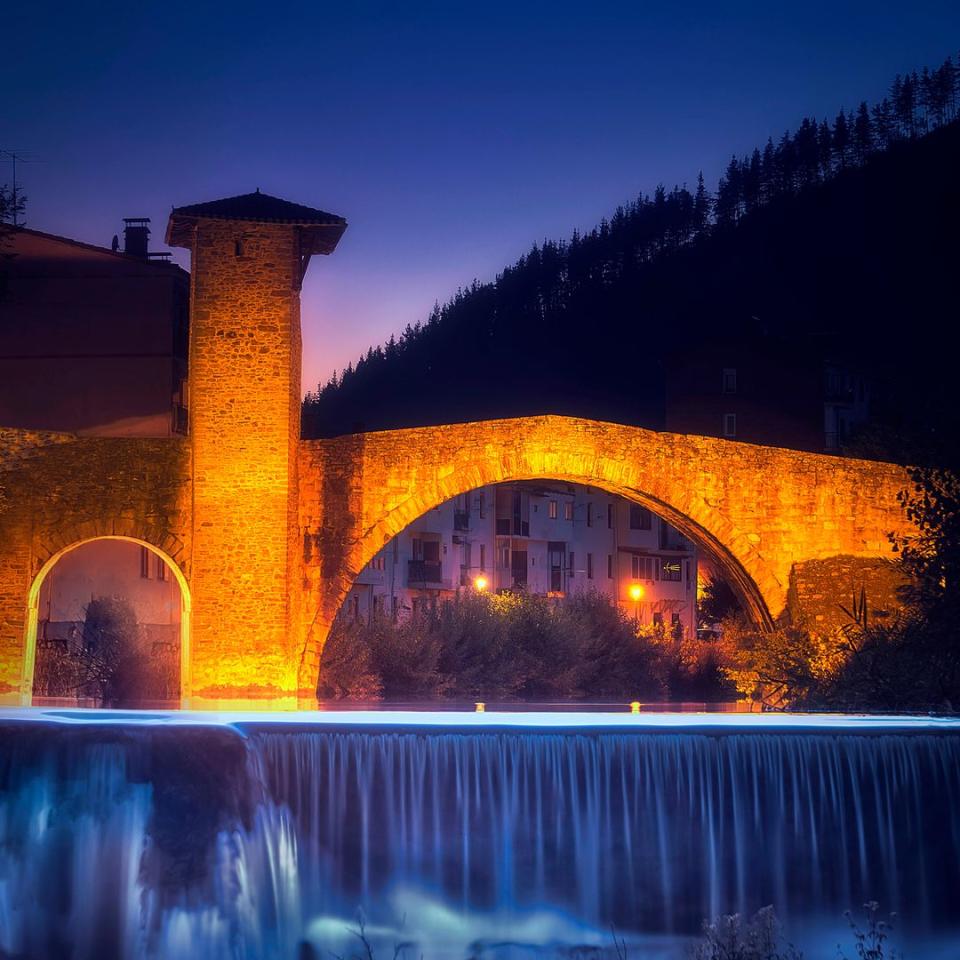 Río Cadagua atravesando el pueblo de Balmaseda, Vizcaya