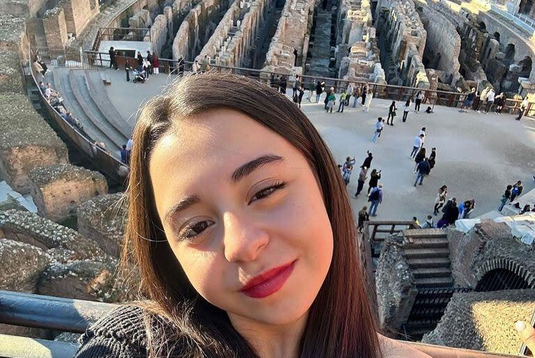 Beren Gökyildiz en el Coliseo romano, uno de los muchos viajes que emprendió por el mundo gracias al éxito de sus novelas