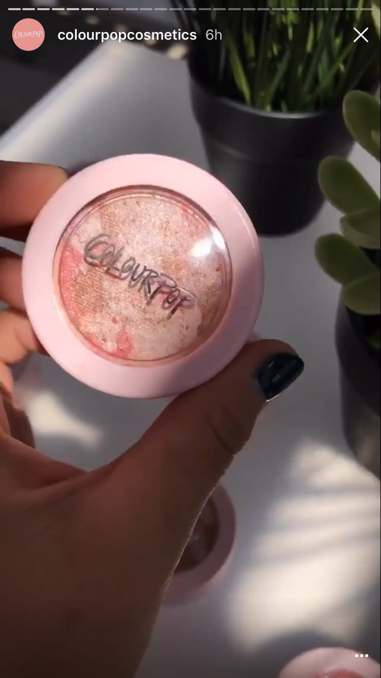 The ColourPop custom highlighter bar at the music festival this weekend let you press your favorite shimmery shades into a tie-dye concoction.