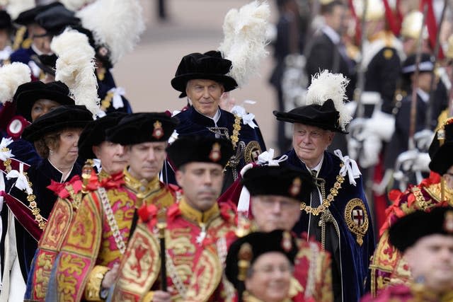 Der ehemalige Premierminister Tony Blair (Mitte) und Lord Patten (Mitte rechts) nehmen am jährlichen Order of the Garter Service teil (Kirsty Wigglesworth/PA)