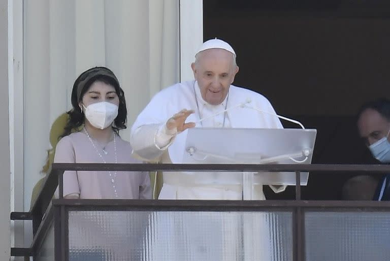 Recitó el tradicional Ángelus desde un balcón; de pie ante un atril, habló de su hospitalización y destacó la importancia de un servicio sanitario “gratuito y accesible a todos”