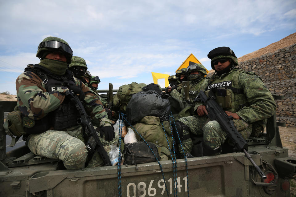 Soldados del ejército mexicano a su llegada a Ciudad Juarez para reforzar la seguridad. (Foto de Christian Torres/Agencia Anadolu vía Getty Images)