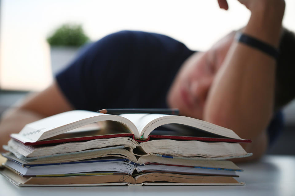 Algunas empresas japonesas están promoviendo las siestas entre sus empleados y premiando a quienes descansan lo razonable también en casa. (Foto: Getty Images)