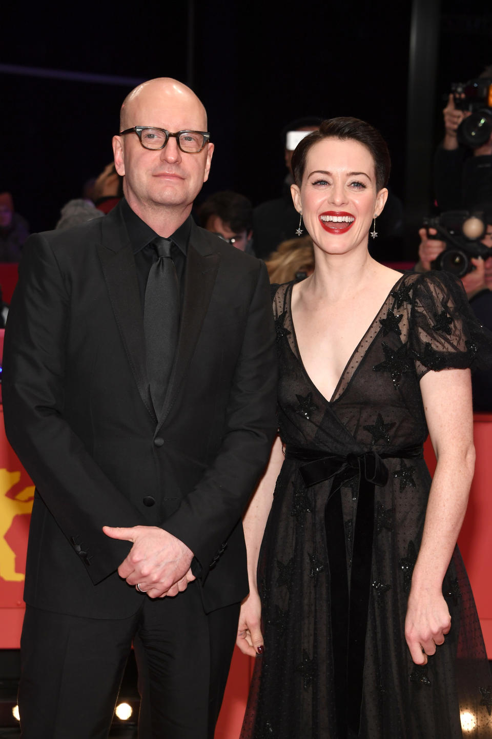 Hollywoodregisseur Steven Soderbergh und Claire Foy („The Crown“) amüsieren sich bei der „Unsane“-Premiere. (Bild: Getty Images)