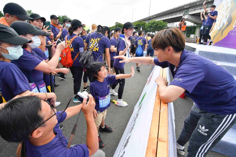 炎亞綸和小小參賽者可愛互動。（圖／國家地理提供）