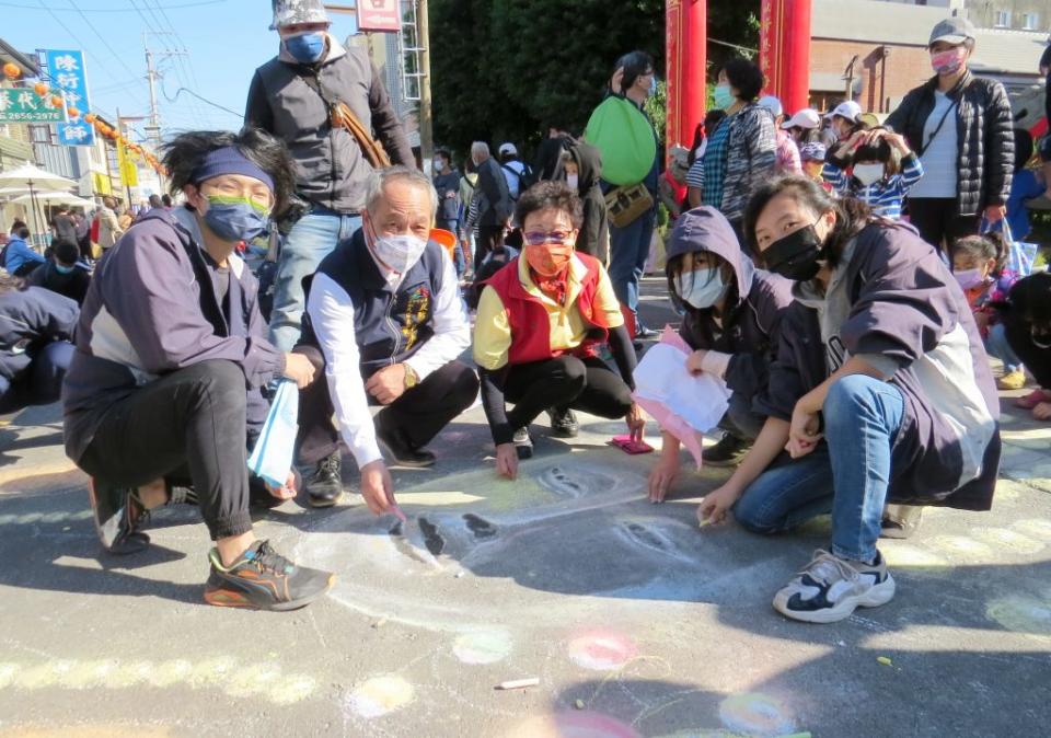 朝元宮主委尤碧鈴、文化局副局長曾能汀與龍津高中學生一起彩繪媽祖（記者陳金龍攝）