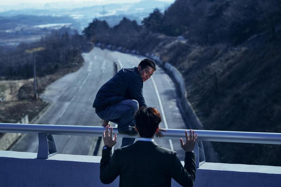 金宣虎和姜太䝬從高架橋一躍而下的驚險場面，成為韓國媒體觀眾討論的話題。（車庫娛樂提供）