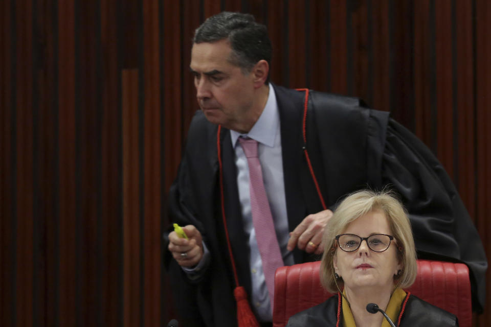 La presidenta del Tribunal Superior Electoral de Brasil, Rosa Weber, derecha, y el ministro Luis Roberto Barroso, asisten al juicio sobre la candidatura del expresidente Luiz Inácio Lula da Silva, en Brasilia, Brasil, el viernes 31 de agosto de 2018. (AP Foto/Eraldo Peres)