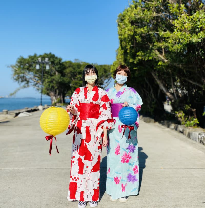 ▲淡水古蹟博物館邀民眾身穿浴衣及提彩色燈籠，在淡水河畔拍照打卡，過一個臺日混搭的元宵節。（圖／淡水古蹟博物館提供）