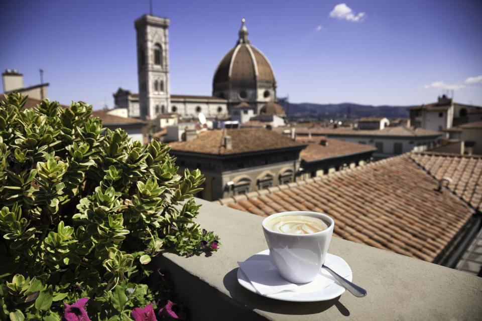 Ein Cappuccino auf einer Dachterrasse in Duomo Santa Maria Del Fiore, Florenz. (Symbolbild: Getty)