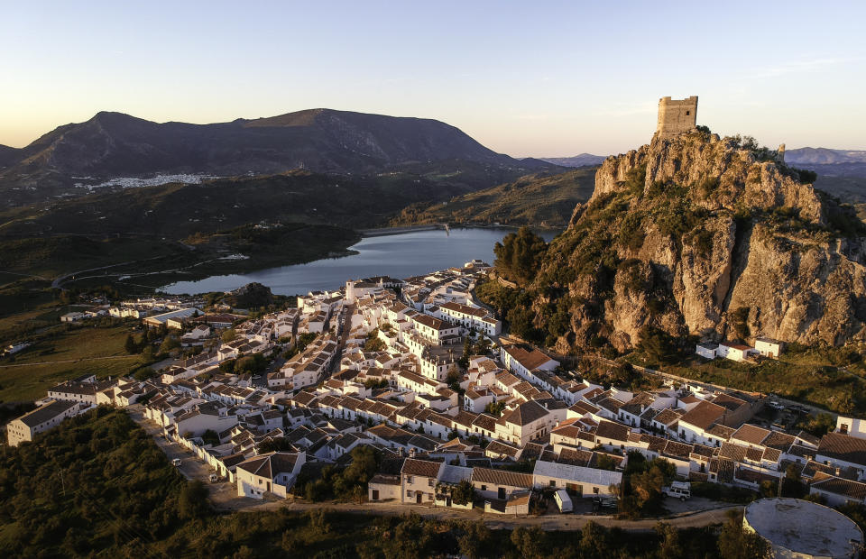 Varios pueblos del interior de Cádiz cerraron sus conexiones por carretera para esquivar la pandemia, aunque no todos lo consiguieron. Uno de los que no registra ningún caso es Zahara de la Sierra. (Foto: Getty Images).