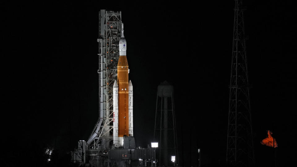 El nuevo cohete lunar se ve en una plataforma de lanzamiento del Centro Espacial Kennedy el martes 15 de noviembre de 2022, horas antes de su despegue previsto en Cabo Cañaverla, Florida. (AP Foto/Chris O'Meara)