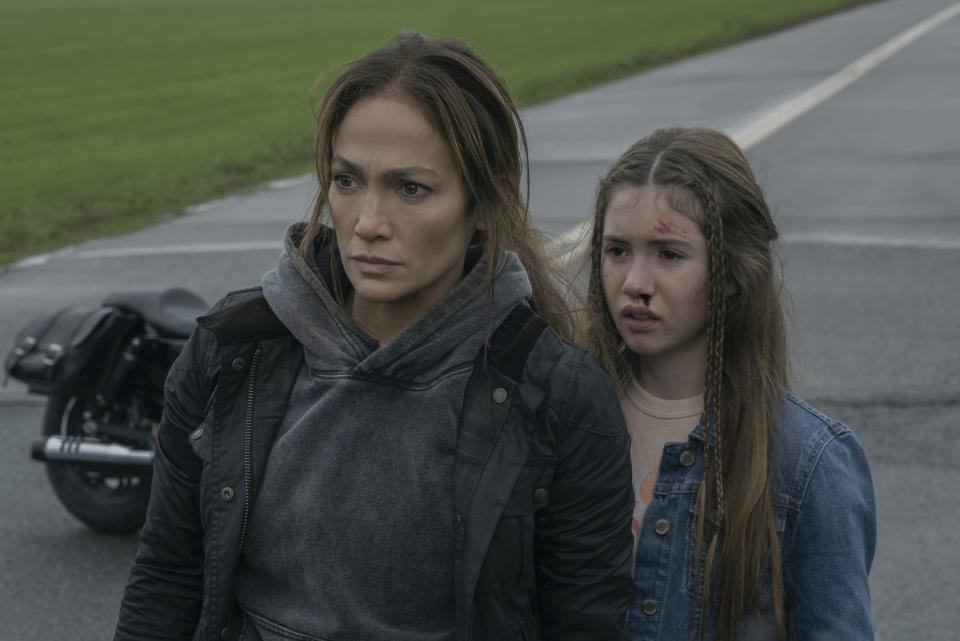 Jennifer Lopez como 'La madre', Lucy Paez como Zoe. Cr. Doane Gregory/Netflix © 2023.