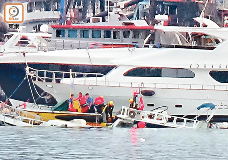 油麻地：消防員在場查看沉沒遊艇情況。（胡德威攝）