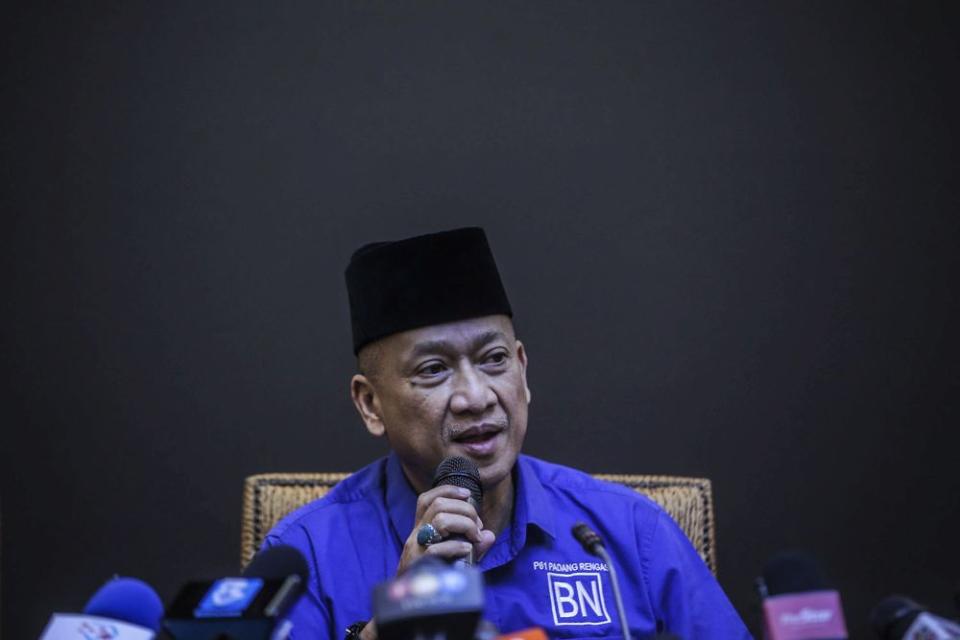 Datuk Seri Mohamed Nazri Aziz (pic) had announced his withdrawal of support for Prime Minister Tan Sri Muhyiddin Yassin on January 12, three days after Machang MP Datuk Ahmad Jazlan Yaakub had done the same. — Picture by Hari Anggara