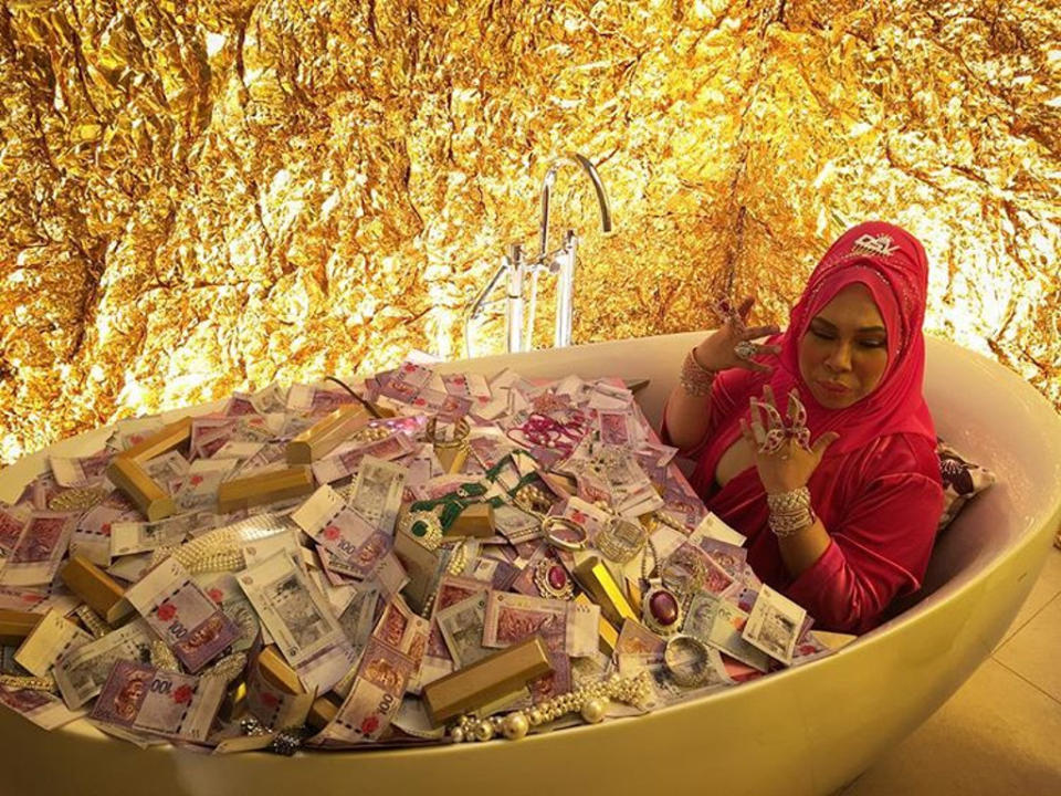 A photo of her in a bathtub full of cash and jewellery brought an uproar among netizens