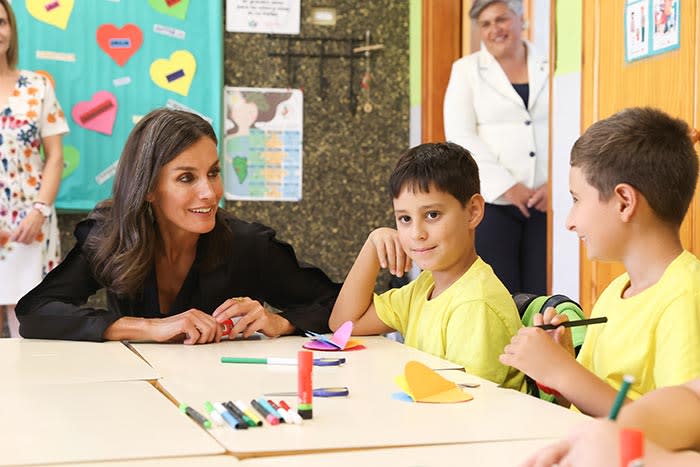 La reina Letizia con los alumnos de un colegio de La Palma durante la apertura del curso escolar