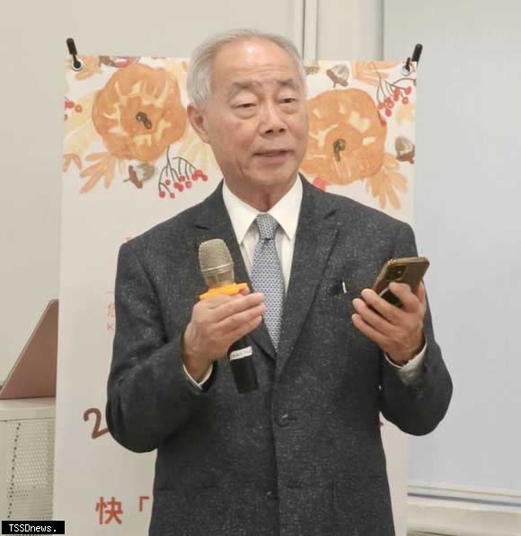 賽親關懷基金會董事長李冠軍扮演起新時代老人的「樂齡生活規畫師」。（圖：賽親關懷基金會提供）