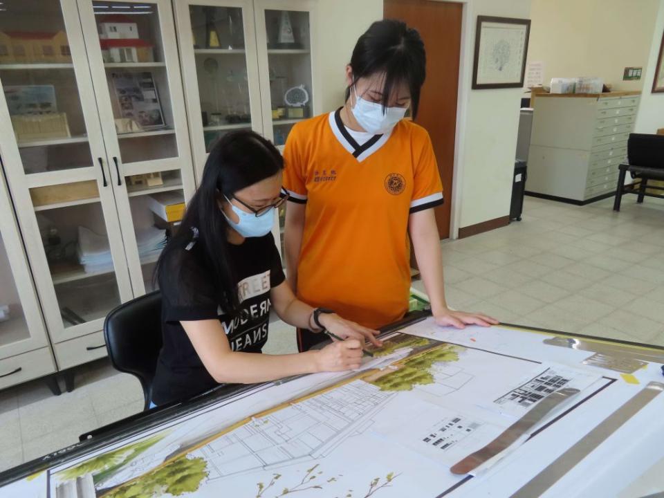 瑞芳高工建築科主任劉若蘋榮獲杏壇芬芳殊榮，奉獻母校成就學生。（新北市教育局提供）