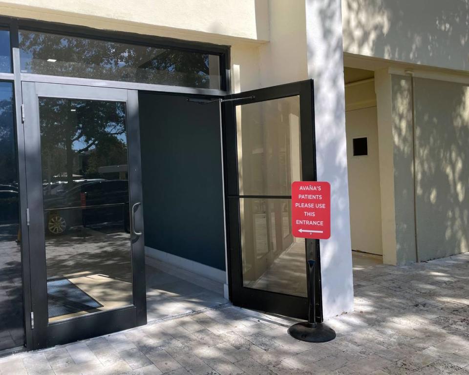 Algunos centros de cirugía estética del sur de Florida comparten espacio de oficinas con bufetes de abogados y otras empresas. En Avana Plastic Surgery, un centro de cirugía estética de Miami, los pacientes usan una entrada separada del vestíbulo principal. (Daniel Chang/KHN)