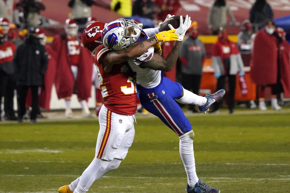 El receptor Stefon Diggs de los Bills de Búfalo es derribado por el safety Tyrann Mathiey de los Chiefs de Kansas City el domingo 24 de enero del 2021 durante el encuentro por el campeonato de la AFC. (AP Foto/Jeff Roberson)