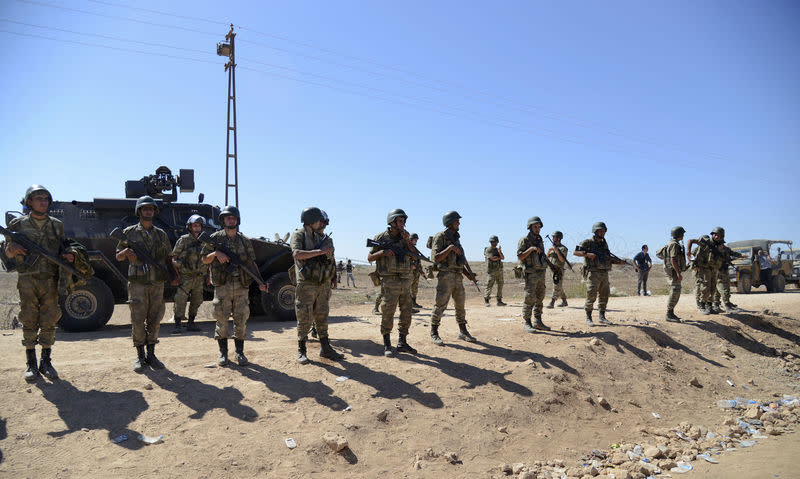 Turkish soldiers stand guard on the Turkish-Syrian border line near the southeastern town of Suruc in Sanliurfa province, September 21, 2014. REUTERS/Stringer