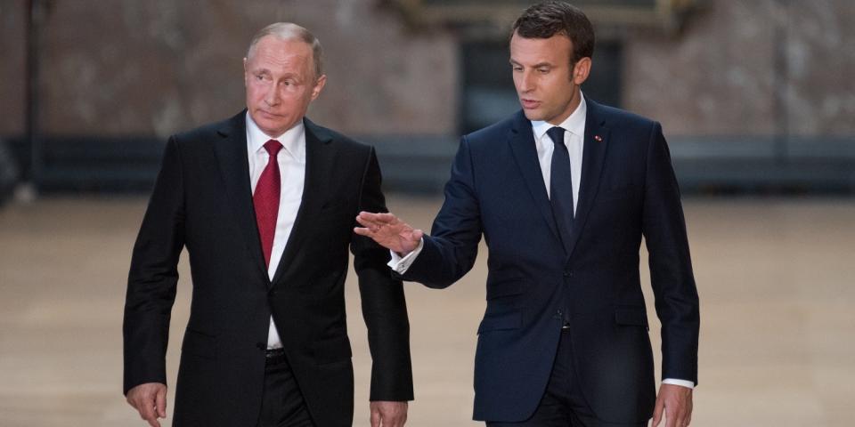 Macron (rechts) zeigt Wladimir Putin