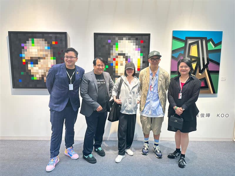 具俊曄成ART TAIPEI 人氣王，藝術作品藏愛的秘密曝光，小S挺姊夫、蔣友柏挺好友。（圖／翻攝自尊彩臉書）