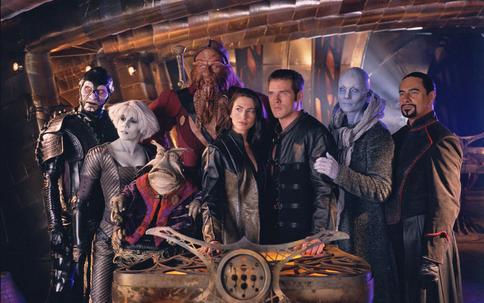 Fans of Farscape, the cult sci-fi show from 1999 that features a lostastronaut, deadly mercenaries, and puppets, are in for a treat