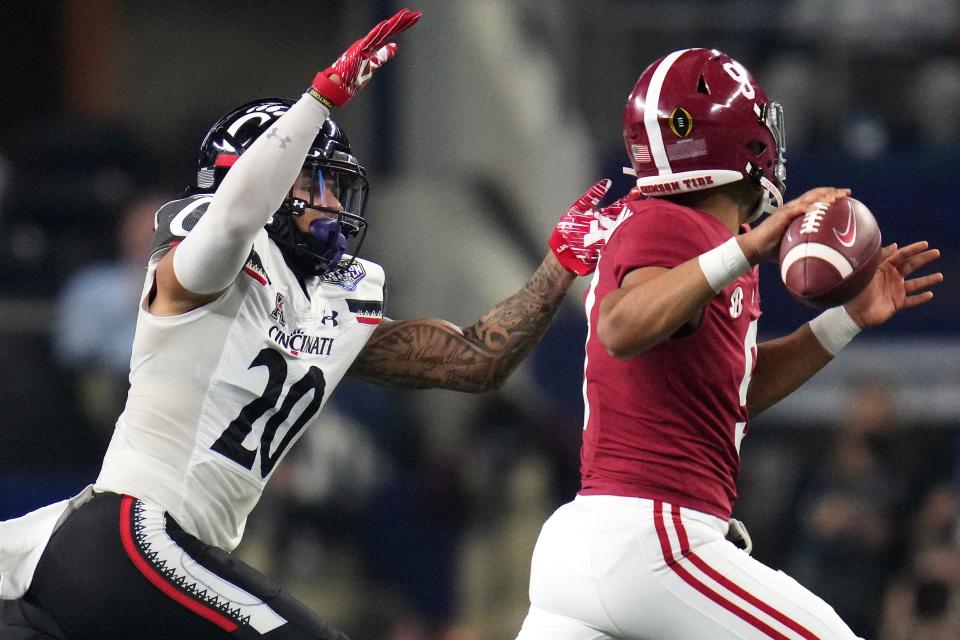 Cincinnati Bearcats linebacker Deshawn Pace (20) pressures Alabama Crimson Tide quarterback Bryce Young (9) in the second quarter during the College Football Playoff semifinal game at the 86th Cotton Bowl Classic, Friday, Dec. 31, 2021, at AT&T Stadium in Arlington, <a class="link " href="https://sports.yahoo.com/ncaaf/teams/texas/" data-i13n="sec:content-canvas;subsec:anchor_text;elm:context_link" data-ylk="slk:Texas;sec:content-canvas;subsec:anchor_text;elm:context_link;itc:0">Texas</a>.