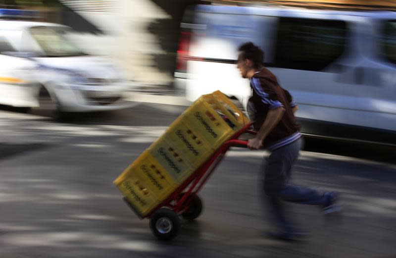 En la imagen, un trabajador corre mientras empuja un carrito en Sevilla, el 6 de noviembre de 2013. REUTERS/Marcelo del Pozo