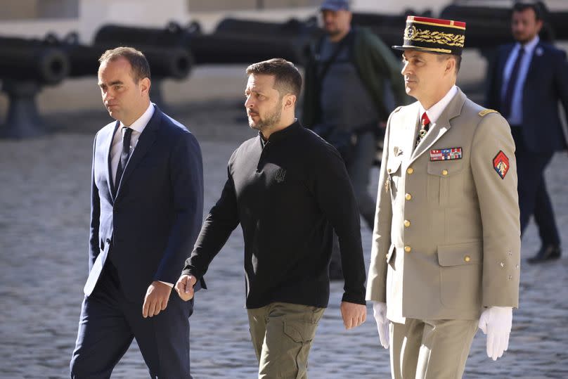 Volodymyr Zelensky et le ministre de la Défense Sébastien Lecornu à sa droite le 7 juin 2024 aux Invalides