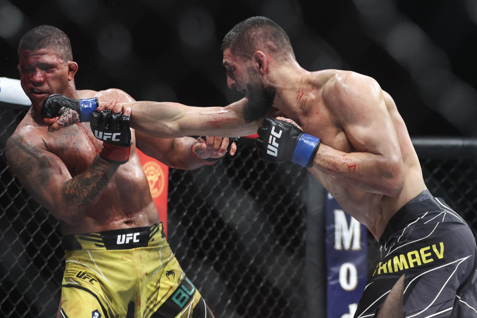 JACKSONVILLE, FLORIDA - 9 DE ABRIL: Khamzat Chimaev de Rusia golpea a Gilbert Burns de Brasil en la pelea de peso welter durante el evento UFC 273 en el VyStar Veterans Memorial Arena el 9 de abril de 2022 en Jacksonville, Florida.  (Foto de James Gilbert/Getty Images)