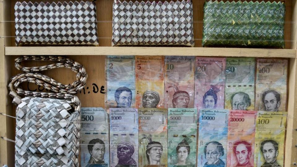 La hiperinflación hizo que el bolívar venezolano perdiera tanto valor que sus billetes terminaron siendo usados con fines decorativos.