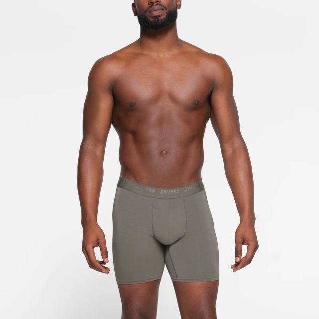 DailyBlastLive, Usher is now partnering with SKIMS for a new underwear ad.  The pictures show the singer modeling two pieces of the menswear collection