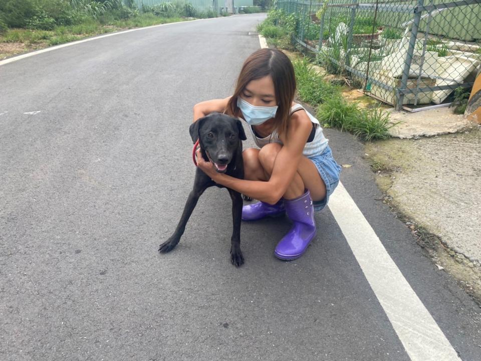 秦小姐參與救援緊抱受傷狗。   圖：新北市動保處提供