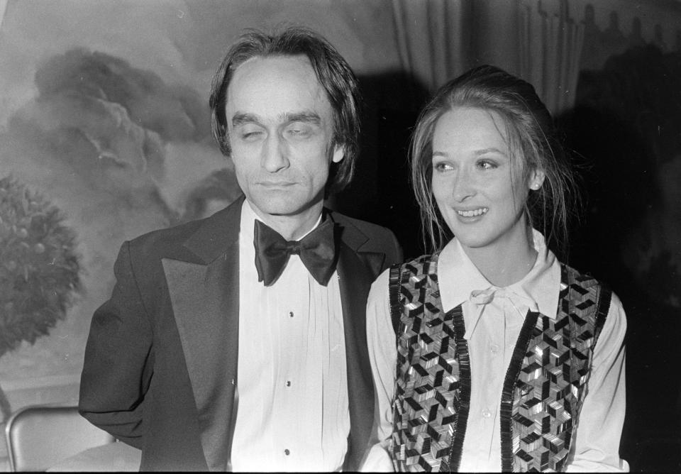 John Cazale y Meryl Streep se llevaban 14 años de diferencia y la atracción fue inmediata en 1976. (Photo by Abner Symons/WWD/Penske Media via Getty Images)