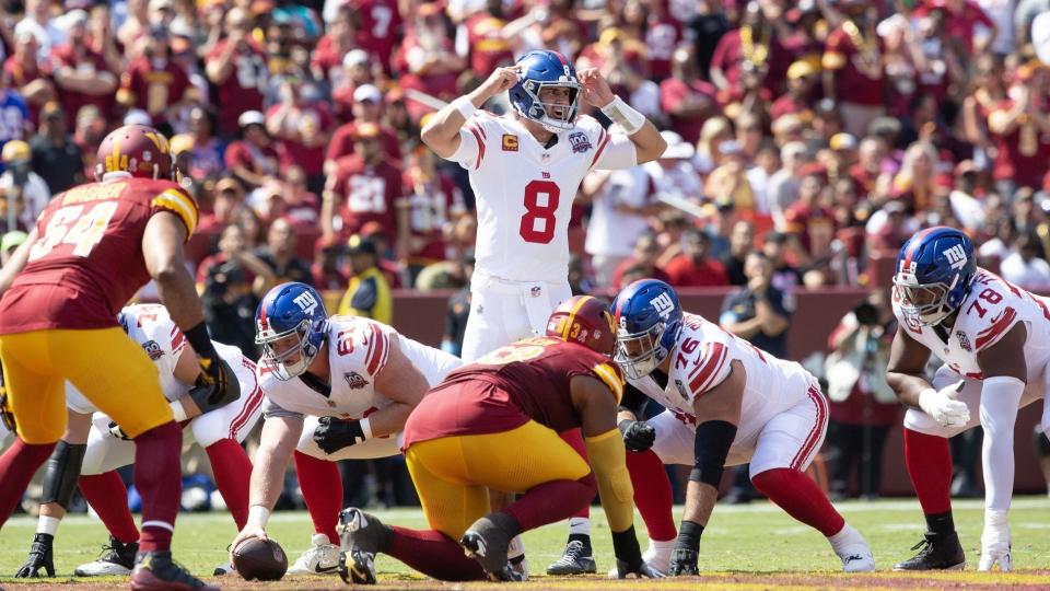  New York Giants quarterback Daniel Jones (8) calls a play in the first half against the New York Giants.