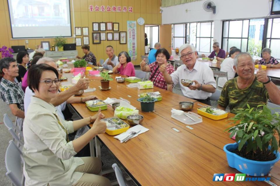 雲縣長李進勇前往古坑崁頭厝長青食堂陪同長者共進午餐。（圖／記者簡勇鵬攝 , 2017.08.04）