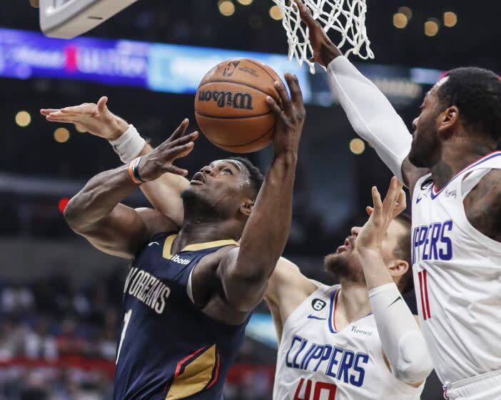 Los Angeles, CA, Sunday, October 30, 2022 - New Orleans Pelicans forward Zion Williamson (1) shoots past Clippers defenders Ivica Zubac, 40, and John Wall, 11, late in the game at Crypto.com Arena. (Robert Gauthier/Los Angeles Times)