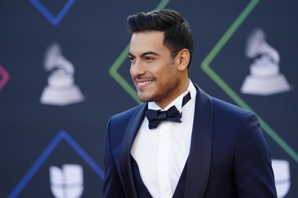 ARCHIVO - Carlos Rivera llega a la 22a entrega del Latin Grammy el 18 de noviembre de 2021, en el MGM Grand Garden Arena en Las Vegas. Rivera se muestra sin recelo en el álbum "Sincerándome", el primero que lanza con canciones exclusivamente de su autoría. (Foto Eric Jamison/Invision/AP, archivo)