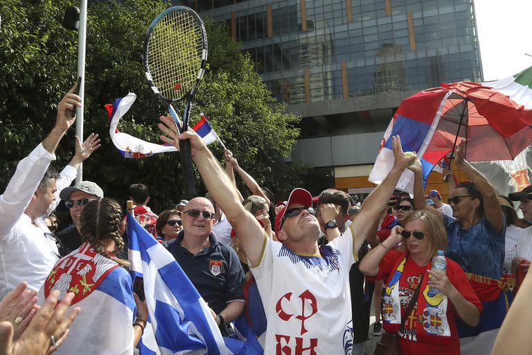 Los partidarios del serbio Novak Djokovic celebran frente a las oficinas de su equipo legal en Melbourne tras su liberación