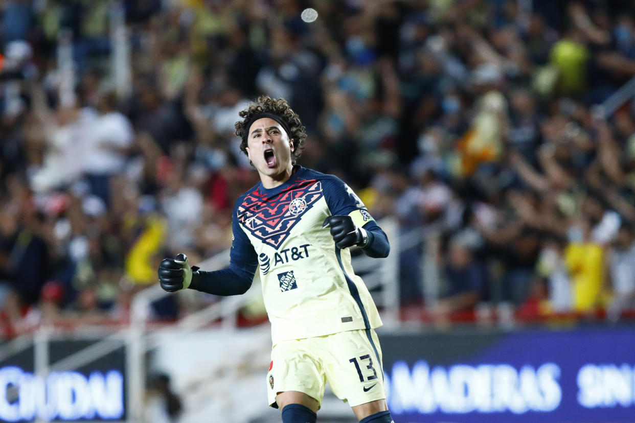 Guillermo Ochoa durante un partido de Liga MX con el América. (Leopoldo Smith/Getty Images)