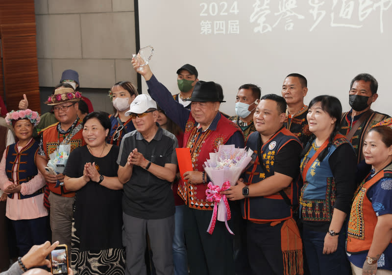 屏東白鷺部落古道祭  獲選榮譽步道師 台灣千里步道協會28日在台北舉辦第4屆「榮譽步道 師」頒證典禮，屏東白鷺部落每年一次的「masa'e古 道祭」，展現社群凝聚力、對於公共使用通道自發性 的維護，以及傳統儀式的傳承，獲選榮譽步道師。 中央社記者裴禛攝  113年4月28日 