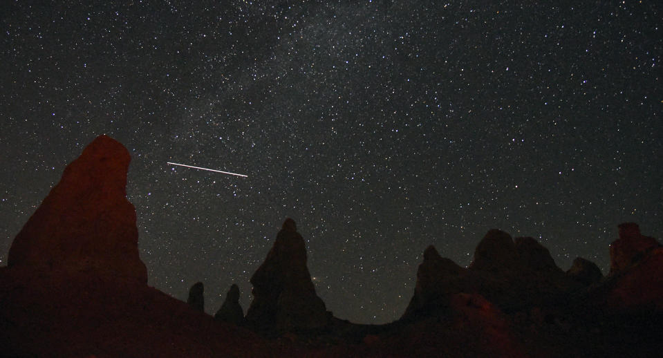 Blick auf einen Meteoriten, der während des jährlichen Perseiden-Meteorschauers am 2. August 2019 über den Trona Pinnacles in der Nähe des Death Valley, Kalifornien, rast. / Bildnachweis: Bob Riha Jr / Getty Images