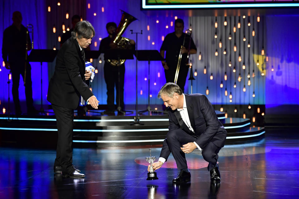 US actor and film director Viggo Mortensen, right, holds the award after receives the Donostia Award by Agustin Diaz Yanes for his contribution to the cinema during the 68th San Sebastian Film Festival, in San Sebastian, northern Spain, Thursday, Sept. 24, 2020. (AP Photo/Alvaro Barrientos)