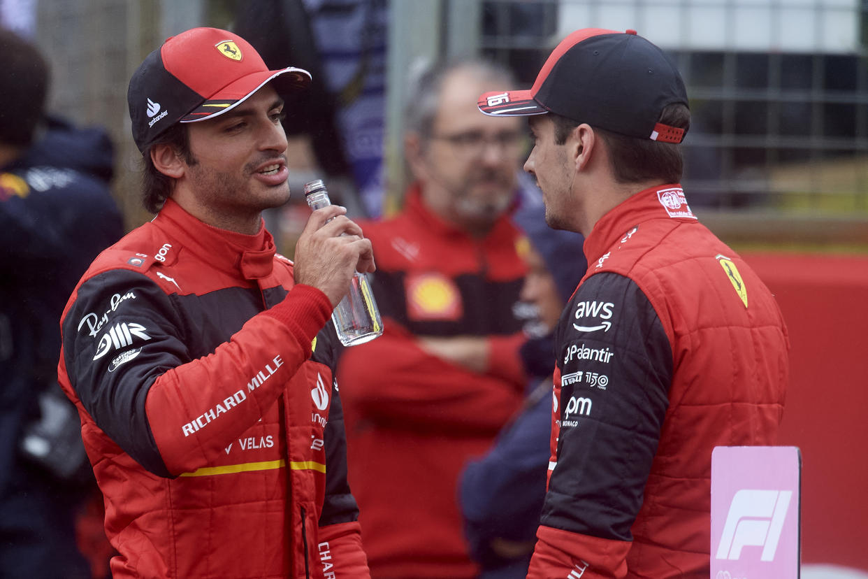 Carlos Sainz charla con su compañero de equipo en Ferrari Charles Leclerc. (Foto: Jose Breton / Pics Action / NurPhoto / Getty Images).